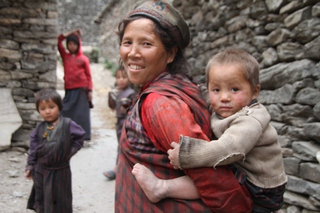 Madre nepalí con niña en una comunidad rural de Nepal