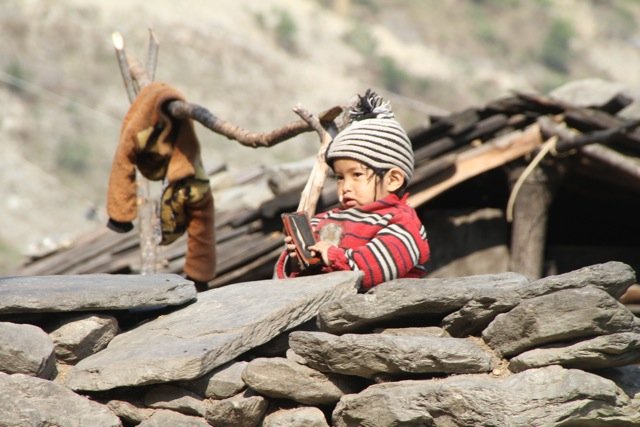 Niños en un aula en Bhaktapur durante un programa de apoyo pedagógico