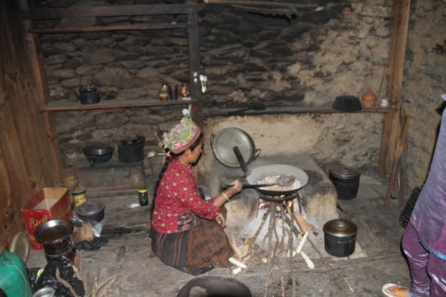 Cocina tradicional en una casa rural de Nepal, con hogar de leña